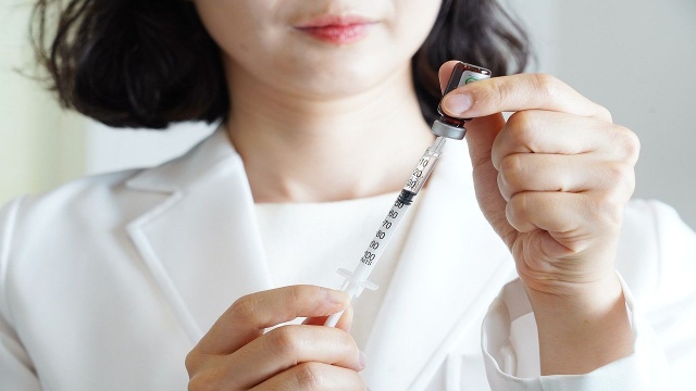 Szczepionka przeciw HPV jest bezpieczna i skuteczna, bo chroni przed niektórymi nowotworami - podkreśla Główny Inspektor Sanitarny, doktor Paweł Grzesiowski. Ministerstwo zdrowia chce, aby szczepienia przeciw wirusowi brodawczaka ludzkiego były od przyszłego roku obowiązkowe dla dzieci i nastolatków od 9 do 15 roku życia.