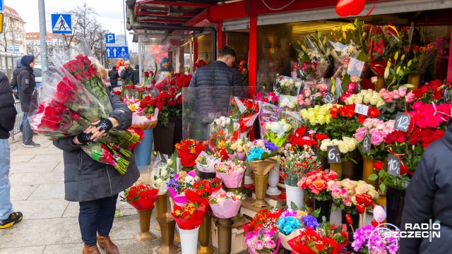 Czerwone róże, kolacja i biżuteria. Szczecinianie w Walentynki stawiają na klasykę.