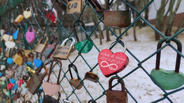 Walentynki to dzień, który zakochani chcą spędzić w wyjątkowy sposób. Jak okazują sobie uczucie W Kołobrzegu reporter Radia Szczecin odnalazł dwa wyjątkowe miejsca, w którym pary pozostawiają ślad łączącej je miłości. Ich symbolem jest... kłódka.