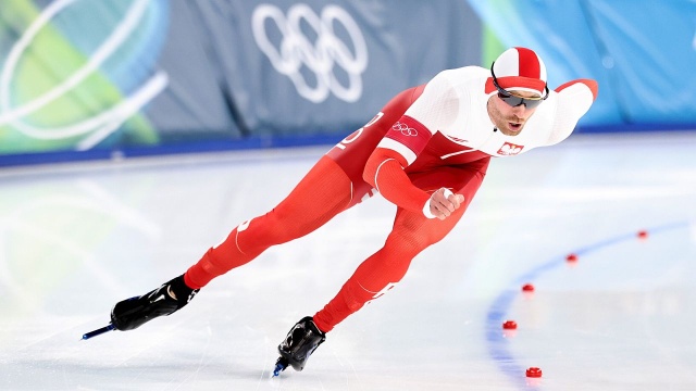 Po piątkowym srebrze Władimira Siemirunnija na 10 000 m, w sobotę o medale olimpijskie igrzysk Mediolan-Cortina na 500 m powalczą polscy sprinterzy, z wiceliderem Pucharu Świata - Damianem Żurkiem na czele.