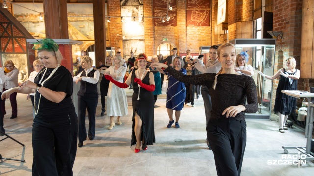 W filii Muzeum Historii Szczecina, na Starym Mieście mieszkańcy mogli nie tylko obejrzeć wystawę poświęconą muzyce lat dwudziestych, ale i samemu spróbować swoich sił w tańcu charleston.