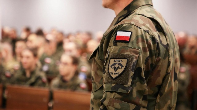 Około trzystu studentów uczelni cywilnych będzie mogło zostać oficerami rezerwy Wojska Polskiego. Od przyszłego roku akademickiego rozpocznie się pilotażowy program szkół podchorążych rezerwy.