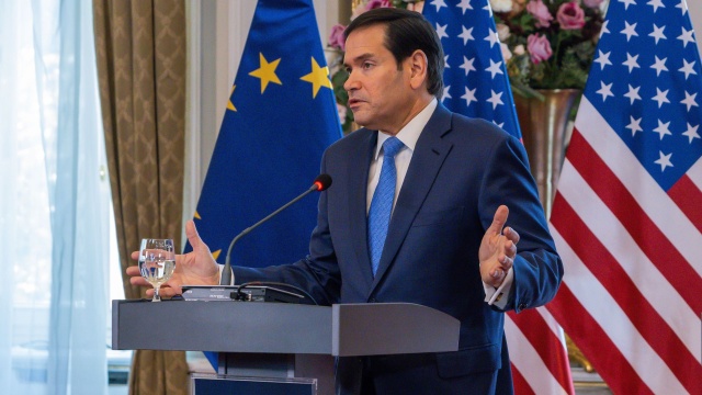 Dzień po wizycie w Bratysławie, amerykański sekretarz staniu przylatuje do Budapesztu. W oficjalnej agendzie między innymi sprawy inicjatyw pokojowych w regionie.