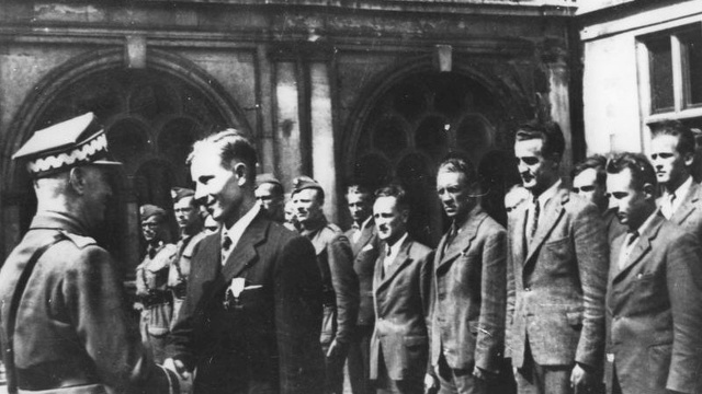 85 lat temu, w nocy z 15 na 16 lutego 1941 roku, w Dębowcu na Śląsku Cieszyńskim wylądowali rtm. Józef Zabielski, kpt. Stanisław Krzymowski i kurier Czesław Raczkowski. Był to pierwszy w okupowanej Polsce zrzut cichociemnych, elitarnej formacji Polskich Sił Zbrojnych na Zachodzie.