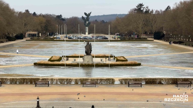 Szczecińskie Jasne Błonia pokryła tafla lodu. To za sprawą nocnego mrozu, który skuł zalegająca po odwilży wodę i utworzył naturalną ślizgawkę.