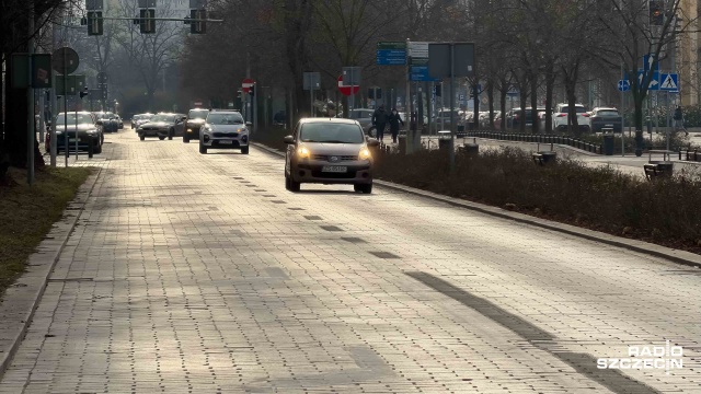 Ponad połowa alei Jana Pawła II w Szczecinie wymaga całkowitej wymiany nawierzchni. Ekspertyza przygotowana przez Zachodniopomorski Uniwersytet Technologiczny wykazała, że kostka była źle ułożona, spoiny niepełne, a podsypka niewłaściwa