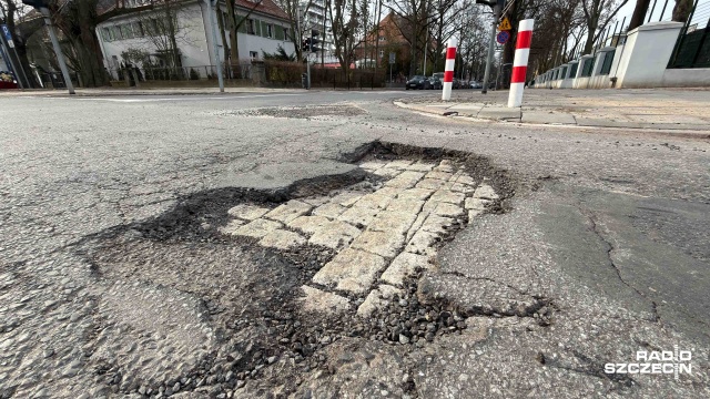 Wraz z odwilżą przyszła pora na łatanie dziur po zimie. Dosłownie. Silne mrozy i gołoledź nie oszczędziły szczecińskiego asfaltu.