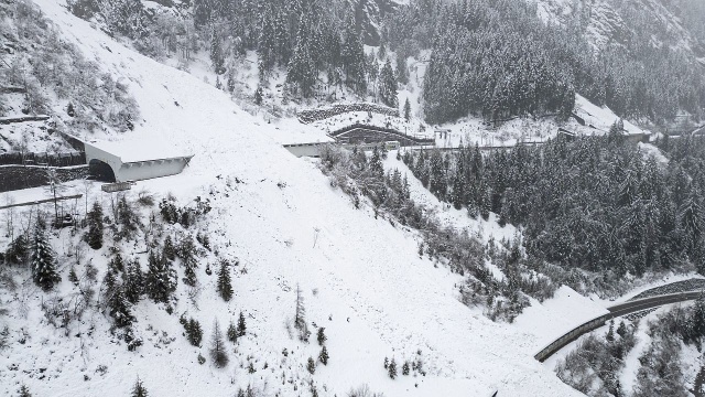 W Austrii dwie osoby zginęły porwane przez masy śniegu. W Szwajcarii pięć osób zostało rannych w wyniku wykolejenia pociągu, który wjechał w śnieg tuż po tym, jak na tory zeszła lawina.