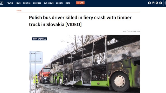 Wypadek polskiego autokaru na Słowacji mógł skończyć się o wiele tragiczniej. Słowackie media piszą o bohaterskiej postawie kierowcy ciężarówki, który w ostatniej chwili zjechał z jezdni, próbując uniknąć zderzenia.