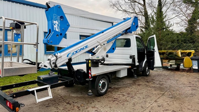 Świnoujście zakupiło samochód z podnośnikiem do przycinki drzew i montażu ozdób miejskich. Dotychczas miasto taki podnośnik musiało wynajmować od firm zewnętrznych.