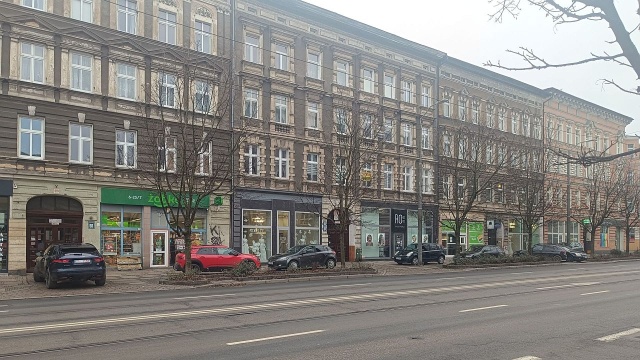 Służby walczą z nielegalnym parkowaniem na ul. Krzywoustego w Szczecinie. Chodzi o odcinek między Placami Kościuszki i Zwycięstwa.