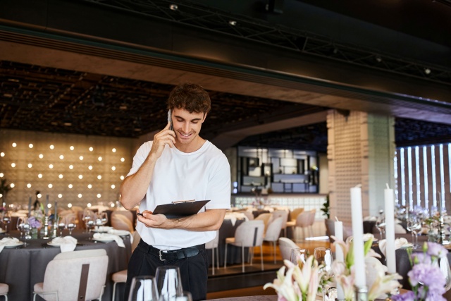 Każde udane wydarzenie ma swój wyraźny puls. Uczestnicy nie zawsze potrafią nazwać, skąd bierze się poczucie płynności, komfortu i spójności, ale niemal zawsze odczuwają je intuicyjnie. To efekt techniki, która została zaplanowana z wyprzedzeniem, dobrana do miejsca i prowadzona konsekwentnie przez cały czas trwania eventu. Bez improwizacji, bez nerwowych korekt, bez walki z akustyką czy światłem w ostatniej chwili.