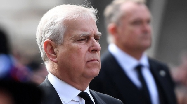 Powodem zatrzymania młodszego brata króla Karola III miało być nadużycie stanowiska publicznego.