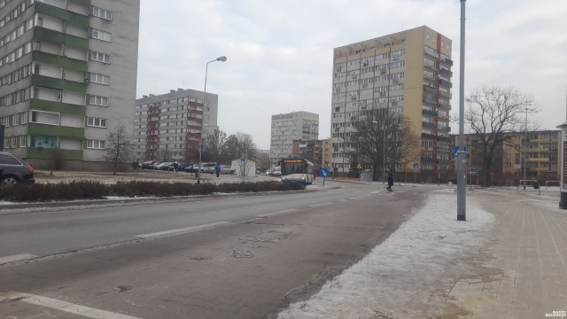 Pęknięcia, szczeliny i dziury, to obraz dróg po zimowych oblodzeniach. W tym roku pogoda nie rozpieszczała drogowców, a efekty odśnieżania wychodzą wraz z topniejącym lodem.