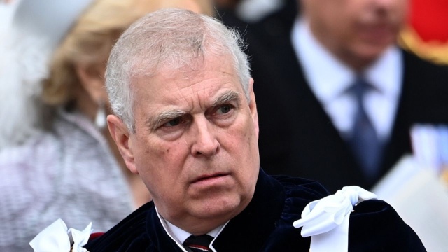 Uśmiechy, niedowierzanie i wyraźna ulga - tak wielu Brytyjczyków reagowało na wiadomość o aresztowaniu byłego księcia Andrzeja. Ma ono związek z ujawnionymi w USA dokumentami dotyczącymi jego relacji z Jeffreyem Epsteinem.