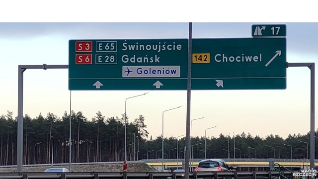 Znaki drogowe na autostradach i drogach ekspresowych będą bardziej widoczne. W życie weszło rozporządzenie Ministerstwa Infrastruktury nakładające na Generalną Dyrekcję Dróg Krajowych i Autostrad obowiązek wymiany tablic kierunkowych.