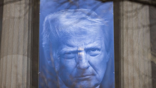 Prezydent Donald Trump ogłosił, że mimo decyzji Sadu Najwyższego delegalizującej wprowadzane przez niego globalne cła, utrzymuje dziesięcioprocentowe stawki celne wobec większości partnerów handlowych USA. Amerykański prezydent powołał się na inną postawę prawną.