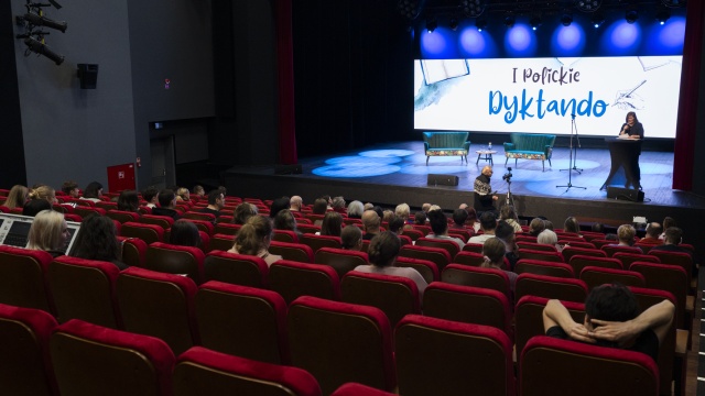 Nowe zasady ortografii - w naszpikowanym pułapkami językowymi tekście - z miejskim akcentem w tle. W Miejskim Ośrodku Kultury w Policach odbyło się I Polickie Dyktando.