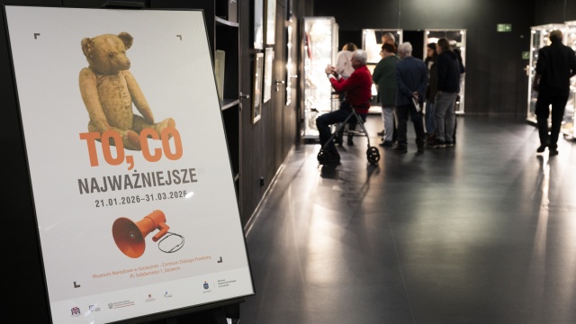 Najważniejsze obiekty w kolekcji szczecińskiego Centrum Dialogu Przełomy przekazane przez 476 darczyńców są tematem oprowadzenia kuratorskiego i wystawy pt. To, co najważniejsze przygotowanej w związku z 10. rocznicą powstania placówki.