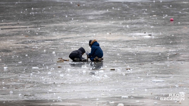 Policja ostrzega przed niewchodzeniem na pozornie zamarznięte akweny wodne. Wraz z postępującą odwilżą lód staje się coraz cieńszy. Grozi to załamaniem tafli i poważnymi konsekwencjami. Szczególną uwagę powinni zachować miłośnicy zimowego wędkarstwa.