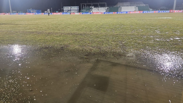 Piłkarze Świtu nie rozpoczęli zmagań w 2 lidze po zimowej przerwie. Szczecinianie mieli wieczorem zagrać w Poznaniu z Wartą, ale mecz został przełożony na inny termin z powodu niekorzystnych warunków atmosferycznych.