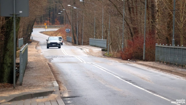 Ulica Kresowa to główna droga dojazdowa do Podczela, czyli najbardziej na wschód oddalonej dzielnicy miasta. Ostatni raz była remontowana ponad 20 lat temu, a droga położona na bagnistym terenie zaczęła pękać i się zapadać.