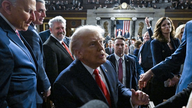 Donald Trump przekonywał, że w pierwszych dziesięciu miesiącach prezydentury zakończył osiem konfliktów zbrojnych. Jednocześnie w orędziu o stanie państwa zapowiedział dalsze działania na rzecz zakończenia wojny Rosji z Ukrainą. Podkreślił też gotowość do użycia siły wobec zagrożeń dla Stanów Zjednoczonych.