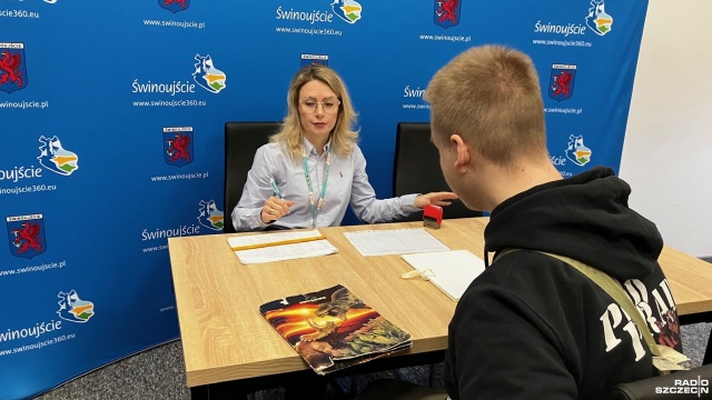 Nie obowiązek stawienia się, a wczesna pobudka była trudna. W Świnoujściu ruszyła tegoroczna kwalifikacja wojskowa.