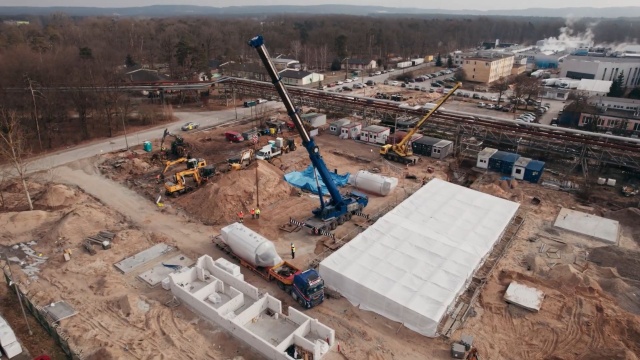 Trzy nowe kotły gazowe zostały przetransportowane na teren nowej ciepłowni w Nowym Czarnowie.