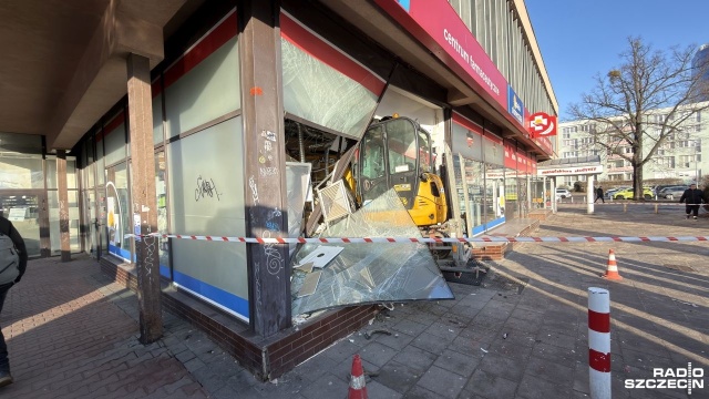 O krok od tragedii w centrum Szczecina. W budynek dawnego Cezasu - u zbiegu ulicy Rayskiego z Aleją Wyzwolenia - wjechała mała koparka.
