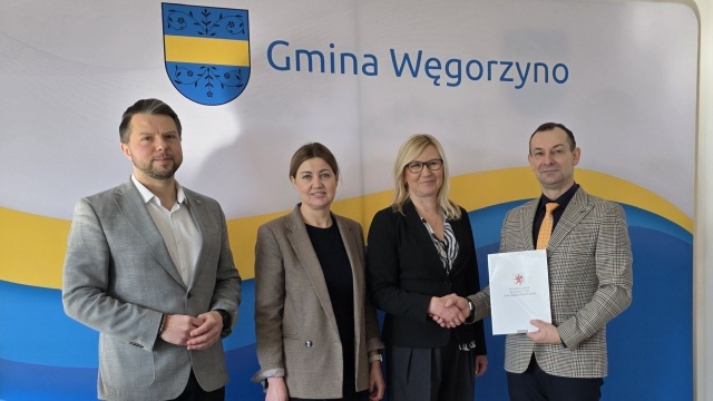 Hala sportowa w Węgorzynie będzie wkrótce tańsza w utrzymaniu. Unijna umowa została właśnie zawarta - gmina otrzyma milion złotych dofinansowania na termomodernizację obiektu.