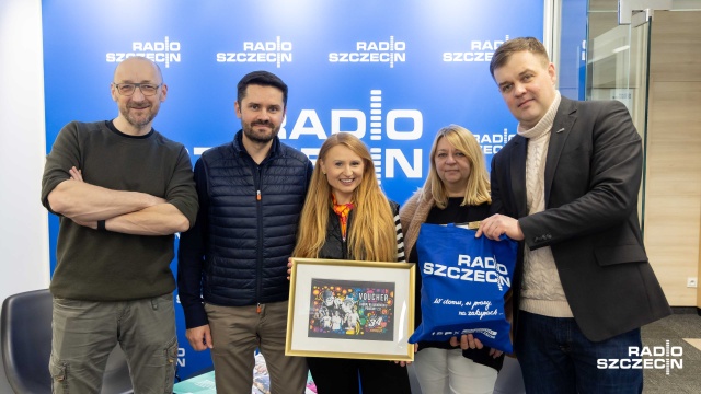 Pani Kasia i Pan Paweł z Poznania odebrali voucher wylicytowany w Radiu Szczecin podczas 34. finału Wielkiej Orkiestry Świątecznej Pomocy.