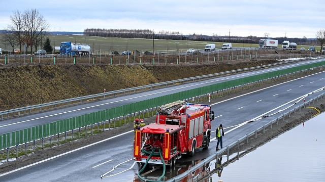 Droga S6 między węzłami Karwice a Sławno Zachód została odblokowana w kierunku Gdańska i jest już całkowicie przejezdna - podał rzecznik szczecińskiego oddziału Generalnej Dyrekcji Dróg Krajowych i Autostrad Mateusz Grzeszczuk. Zakończyła się akcja strażaków przy wypompowywaniu wody roztopowej.