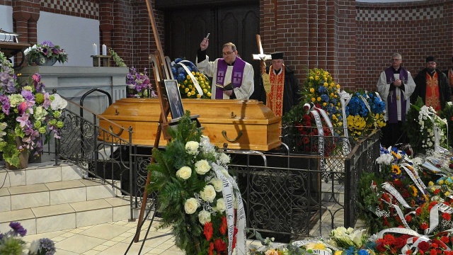 Tłumy Szczecinian żegnały dziś na Cmentarzu Centralnym Henryka Kołodzieja - Konsula Honorowego Ukrainy, działacza społecznego na rzecz mniejszości ukraińskiej, przez lata przewodniczącego Szczecińskiego Oddziału Związku Ukraińców w Polsce.