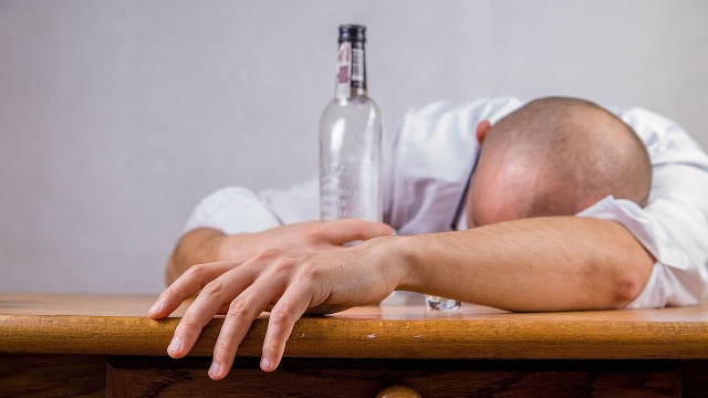 Niebezpieczne eksperymenty wśród Młodzieży. Łączą alkohol z dopalaczami i lekami psychotropowymi.