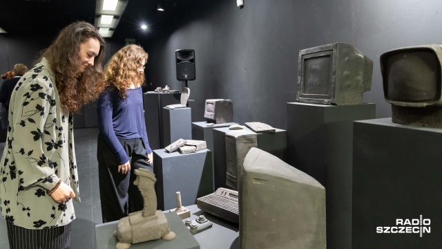 Wyrzeźbione z gliny, a potem wypalone w piecach ceramicznych realnie wyglądające komputery stacjonarne i pierwsze MacBooki, telefony przenośne, walkmany, jamniki - czyli mobilne odtwarzacze CD, to wszystko na wystawie Laboratorium współczesnej archeologii szczecińskiej rzeźbiarki Moniki Szpener.
