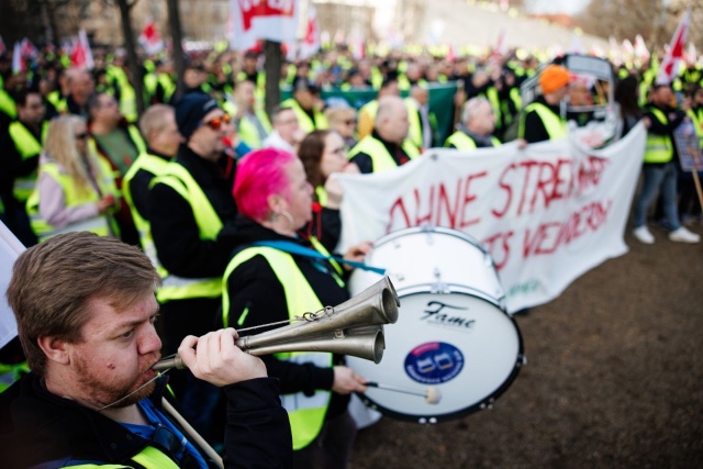 Mieszkańcy prawie całych Niemiec będą dwa dni odczuwać strajk komunikacji publicznej. Związkowcy powtarzają swoją akcję z początku lutego domagając się postępów w rozmowach o lepszych warunkach pracy.