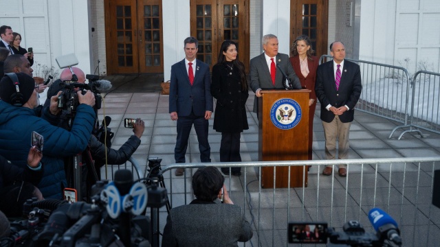 Były prezydent Bill Clinton przez sześć godzin zeznawał w piątek za zamkniętymi drzwiami przed komisją Izby Reprezentantów na temat swoich związków z Jeffreyem Epsteinem. Clinton utrzymuje, że nie zrobił nic złego i miał odpowiadać m.in. na pytania o zdjęcia z roznegliżowanymi kobietami.