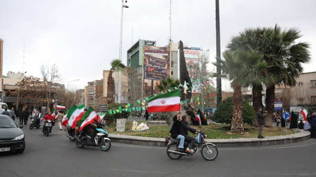 Stany Zjednoczone i Izrael przeprowadziły skoordynowane uderzenia na cele w Iranie. Eksplozje słychać było w Teheranie, a o wybuchach informowano też między innymi w Kom, Isfahanie, Tebrizie i kilku innych miastach.