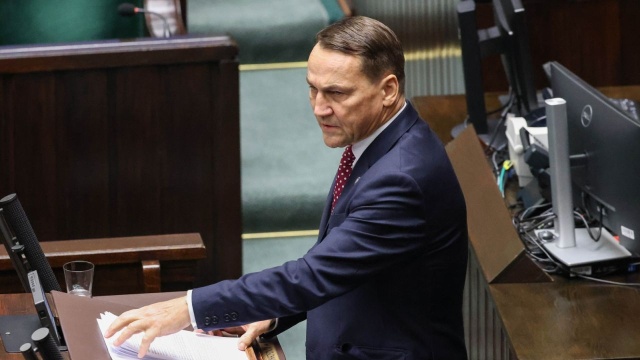 Szef MSZ Radosław Sikorski przekazał w sobotę wieczorem, że pewna liczba Polaków utknęła na lotniskach w regionie Bliskiego Wschodu. Wskazał, że są za nich odpowiedzialne linie lotnicze, a polscy konsulowie starają się do nich dotrzeć. Zapewnił, że aktualnie polscy obywatele nie są w niebezpieczeństwie.