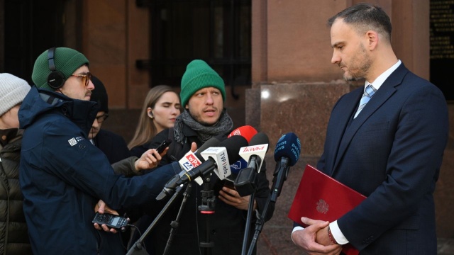 Od niedzieli, od godz. 17 uruchomiona zostanie dodatkowa infolinia dla Polaków, którzy utknęli na Bliskim Wschodzie - przekazał w niedzielę rzecznik MSZ Maciej Wewiór.