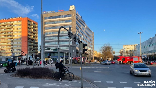 Zderzenie karetki z samochodem osobowym na skrzyżowaniu al. Wyzwolenia z ulicą Malczewskiego w Szczecinie.