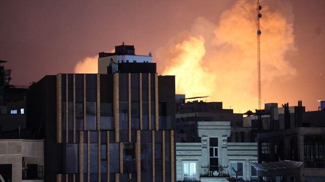 Na Bliskim Wschodzie Iran i Izrael przy wsparciu USA kontynuują wymianę ognia. Izraelskie lotnictwo zaatakowało cele w stolicy Iranu Teheranie oraz rozpoczęło bombardowanie sił Hezbollahu w Bejrucie.