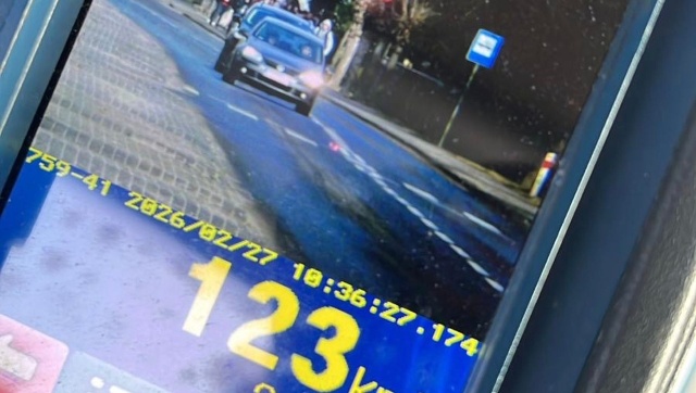 Miał prawo jazdy zaledwie przez trzy miesiące - i dłużej się nim nie nacieszy. To przez jazdę z prędkością 123 kmh po centrum Nowogardu.