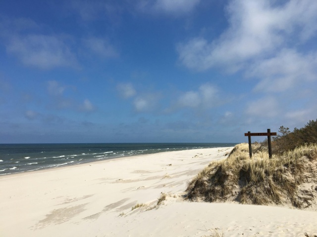 Wakacje nad Bałtykiem, w Zachodniopomorskiem czy nad jeziorami mają swój wyjątkowy rytm. Szczecinianie chętnie wybierają krótkie wypady do Międzyzdrojów, Świnoujścia albo spokojniejszych miejscowości nad wodą. Dni mijają na plażowaniu, spacerach promenadą i odpoczynku w domkach letniskowych. Wieczorem przychodzi jednak moment wyciszenia. Czasem chcemy sprawdzić, co dzieje się w kraju, a czasem po prostu obejrzeć ulubiony serial z rodziną. I właśnie wtedy pojawia się dobrze znany problem - nie wszędzie mamy dostęp do tradycyjnej telewizji.