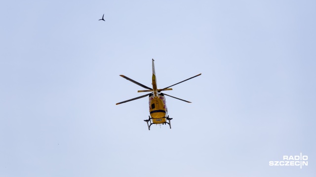 Siły i środki użyte podczas niedzielnej akcji ratunkowej na skrzyżowaniu ul. Malczewskiego i al. Wyzwolenia w Szczecinie były adekwatne do zagrożenia, jakie tam wystąpiło, powiedziała w audycji Czas reakcji rzeczniczka Lotniczego Pogotowia Ratunkowego Justyna Sochacka. To odpowiedź na wątpliwości niektórych słuchaczy w sprawie zadysponowania śmigłowca do centrum miasta.