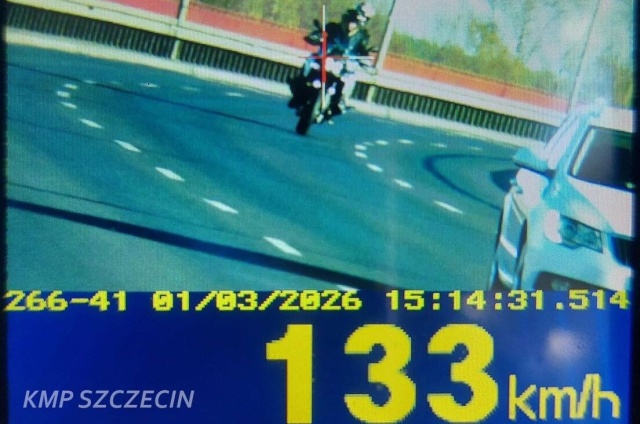 To był bardzo kosztowny początek sezonu. 49-latek z powiatu pyrzyckiego jechał motocyklem 133 kmh w terenie zabudowanym, gdzie dozwolone było 70 kmh.