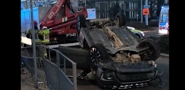 Samochód przewrócił się w okolicach Alei Wojska Polskiego, chodzi o zjazd w stronę Bramy Portowej i Placu Zgody.