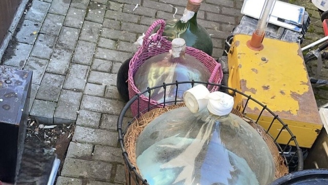 Nielegalnie produkował alkohol - grożą mu trzy lata więzienia. 41-latek z powiatu koszalińskiego został zatrzymany po tym, jak policjanci z Koszalina i funkcjonariusze szczecińskiego Urzędu Celno-Skarbowego znaleźli niezarejestrowaną linię produkcyjną do destylacji alkoholu.