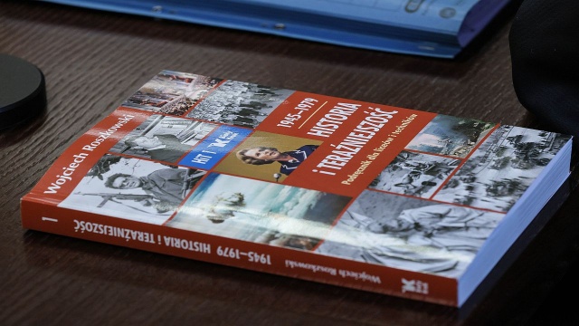 Ministra edukacji Barbara Nowacka naruszyła dobra osobiste autora podręcznika do Historii i teraźniejszości, profesora Wojciecha Roszkowskiego - uznał sąd.